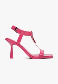 Roze pumps met hoge hakken met een glanzende afwerking, voorzien van een vierkante neus, enkelband en T-band ontwerp voor een strakke, moderne uitstraling.