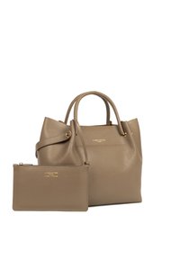 Borsa a mano in pelle color tan con doppi manici e un portafoglio con zip. Presenta una finitura testurizzata e dettagli del logo dorato su entrambi i pezzi.