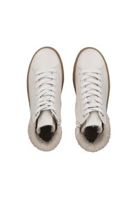 Zapatillas altas de piel blanca con suela de goma marrón, que cuentan con un forro de crema suave, cordones en la parte delantera y cierre de cremallera lateral.