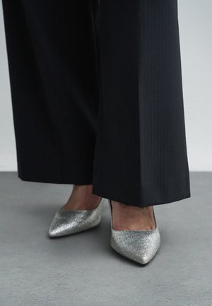 MICHAEL Michael Kors ALINA - Klassikalised kontsakingad - silver-coloured
