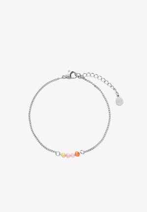 Pulsera de cadena de plata con cinco pequeñas cuentas redondas en tonos amarillo, rosa y naranja, y un cierre ajustable con una pequeña etiqueta.