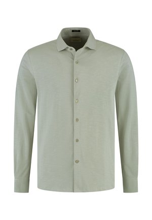 Lichtgroene blouse met lange mouwen, knoopsluiting, klassieke kraag en klein geborduurd logo op de linkerborst.