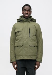 Olivgrüne Parka-Jacke mit Kapuze, verfügt über vier Fronttaschen, eine Reißverschlusstasche auf der Brust und schwarze Reißverschlussdetails. Glatte Textur.