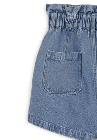 Shorts en jean avec une taille élastiquée froncée, couleur bleu clair, poche arrière unique et ourlet brut pour un look et une sensation décontractés.