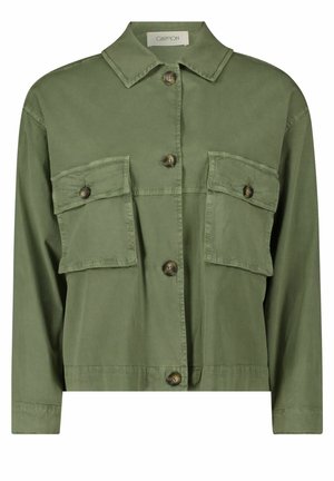 Olivgrüne Button-up-Jacke mit weitem Kragen, langen Ärmeln und zwei großen Klappentaschen auf der Brust.