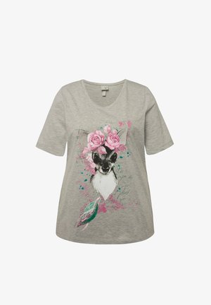 Graues V-Ausschnitt-T-Shirt aus Baumwolle mit kurzen Ärmeln, das einen illustrierten Fuchs umgeben von rosa Rosen und floralen Akzenten zeigt.