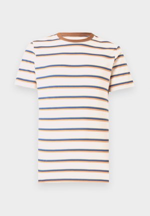 Kortermet t-skjorte med rund hals med horisontale blå, brune og oransje striper på hvit bakgrunn.