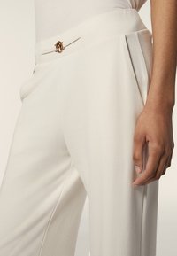 Freddy GAMBA LARGA  - Pantalones - white sand