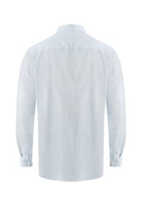 Camisa de manga larga de color azul claro, hecha de una tela ligera. Presenta un cuello con puntas, puños con botón y un dobladillo recto en la parte trasera.