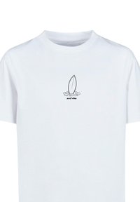 T-shirt en coton blanc à manches courtes, avec un logo de planche de surf noir minimaliste au-dessus du texte "surf vibes" sur le devant.