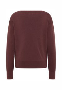 Bordeauxroter Strickpullover mit weitem Rundhalsausschnitt, überschnittenen Schultern und gerippten Bündchen. Glatte Textur und gekürzter Saum.