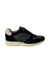Sneaker da uomo con tomaia in pelle scura e suede blu navy, dettagli beige, lacci blu navy e suola testurizzata. Dettaglio del logo sul lato.
