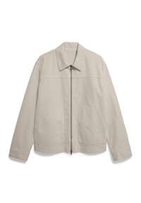 Giacca beige con zip realizzata in tessuto leggero, dotata di colletto, due tasche anteriori e un fit rilassato con maniche lunghe.