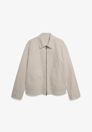 Giacca beige con zip realizzata in tessuto leggero, dotata di colletto, due tasche anteriori e un fit rilassato con maniche lunghe.