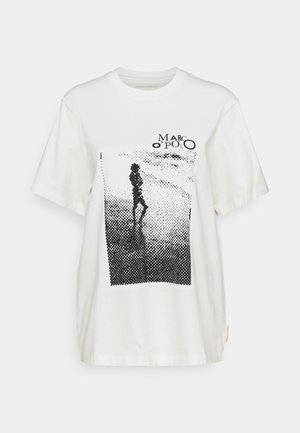 Biały T-shirt z krótkim rękawem z czarnym nadrukiem w półtonach przedstawiającym stojącą osobę na plaży oraz napisem „Marc O'Polo” nad obrazkiem.