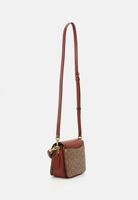 COACH SIGNATURE CASSIE  - Sac bandoulière - tan rust