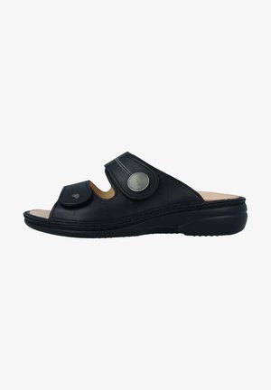 Schwarze Leder-Slidesandalen mit offenen Zehen, ausgestattet mit einem runden silbernen Akzent und verstellbaren Riemen. Weiche Innenauskleidung und strapazierfähige Sohle.