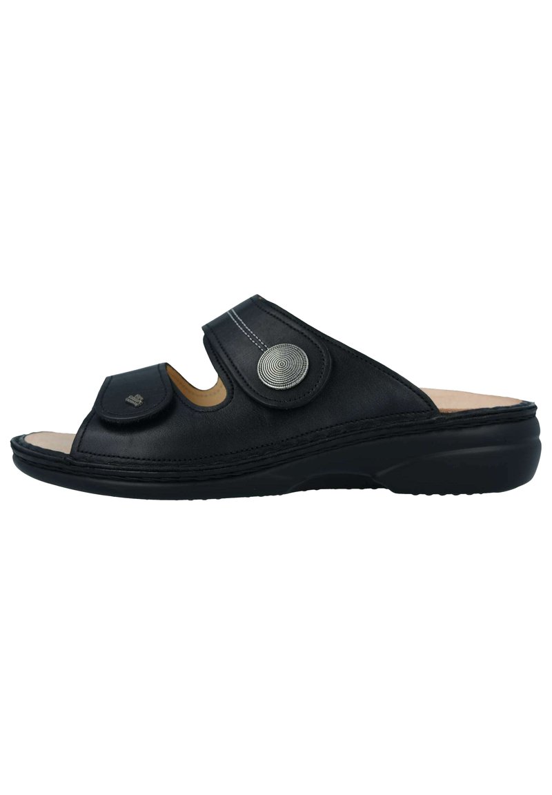 Zwarte leren slipper sandalen met een open teen, voorzien van een ronde zilveren accent en verstelbare banden. Zachte binnenvoering en duurzame zool.