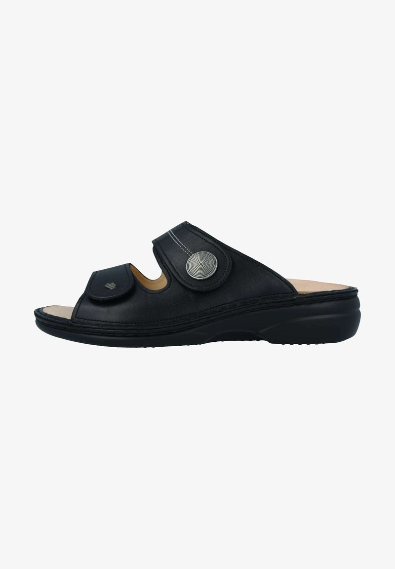 Zwarte leren slipper sandalen met een open teen, voorzien van een ronde zilveren accent en verstelbare banden. Zachte binnenvoering en duurzame zool.