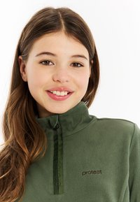 Grüner Fleece-Pullover mit hohem Kragen und Viertelreißverschluss. Verfügt über ein Logo in Dunkelbraun und eine glatte, weiche Textur.