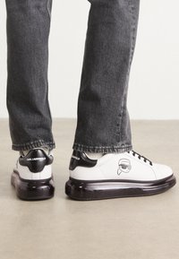 KAPRI - Športni copati - white/black