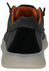 Šedá sneaker s texturovaným síťovaným svrškem a akcenty z nubuku. Vybavená oranžovou polstrovanou podšívkou, poutkem na patě a bílou gumovou podešví.