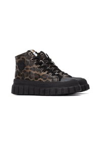 Scarpe da ginnastica alte con un motivo a stampa leopardata in marrone e nero, dotate di lacci neri, suole in gomma e un design della piattaforma testurizzato.