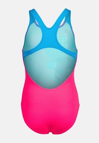 Baddräkt i ett stycke med rosa nedre del och blå övre del. Har racerback-design och en urklippt rygg. Mjuk tygstruktur.
