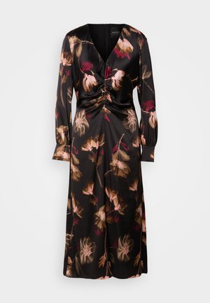 Czarna sukienka w kwiaty z długimi rękawami, dekoltem w kształcie litery V, marszczeniem w talii oraz lejącą sylwetką. Posiada różowe i brązowe wzory kwiatowe.