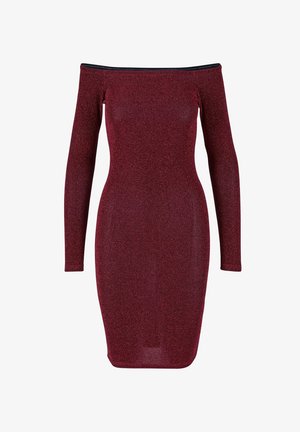 Bordeaux off-shoulder kjole med lange ærmer, tætsiddende design, metallisk glans og en smal sort halsudskæring. Glat tekstur med shimmer.