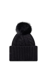 Mustapintainen neulepipo, jossa on neulottu kabelikuvio, suurella, pörröisellä pom-pomilla päällä ja ribbauslahkeella alhaalla.