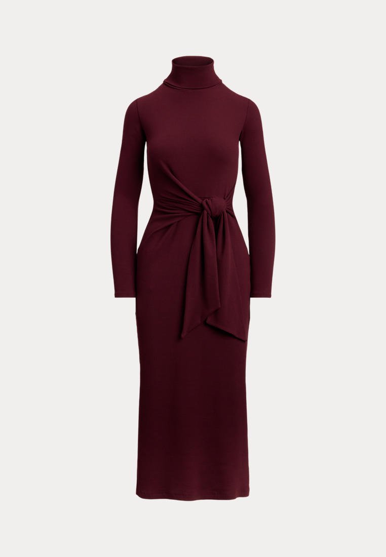 Robe en maille bordeaux à manches longues avec col roulé et détail ceinture à la taille, longueur midi, présentée sur un fond clair uni.