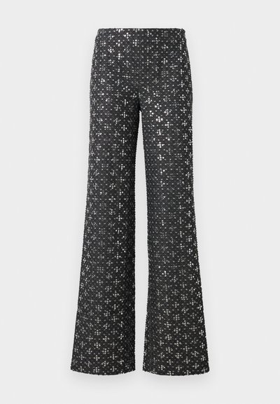 Svarte vide bukser med en paljettstruktur og sølvfargede detaljer, som gir et mønstrete utseende over hele stoffet.