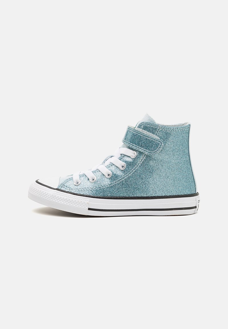 Baskets montantes en matériau bleu pailleté, avec des lacets blancs, une sangle velcro et une semelle en caoutchouc noir avec des accents blancs.