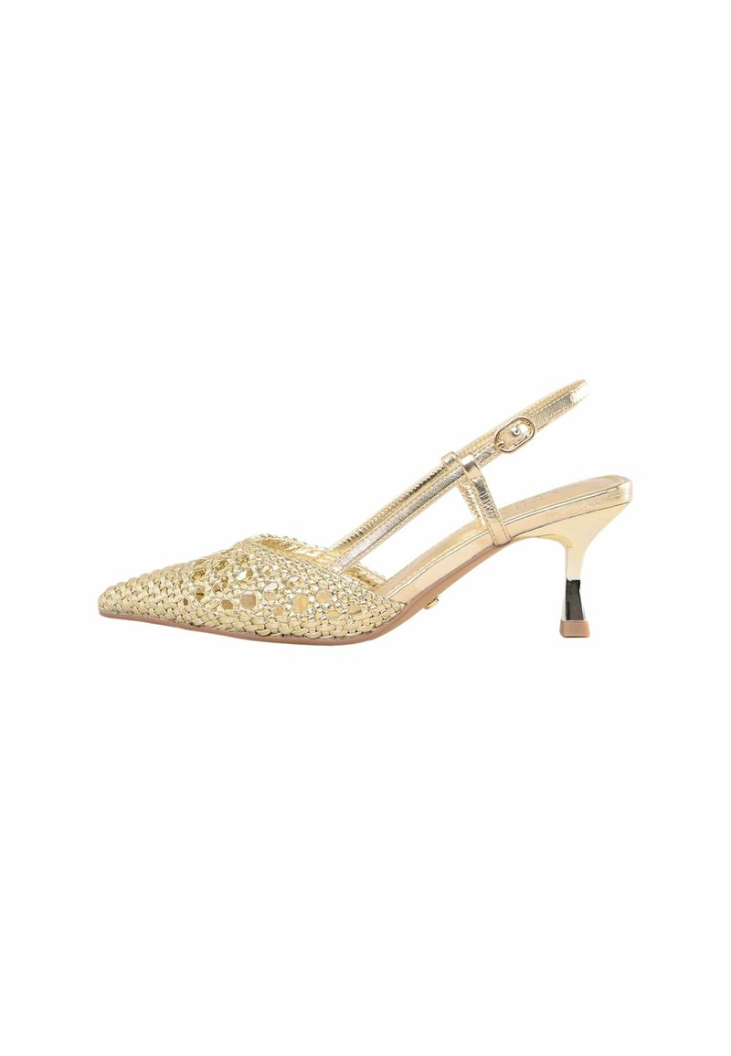 Kultahuopaiset slingback-kengät, joissa on terävä kärki, kudottu pinta ja hoikka korko. Varustettu solkipannalla ja kiiltävällä pinnalla.