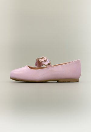 Rosa flate sko med sommerfuglformede dekorasjoner på elastiske stropper over toppen og en lys brun såle.