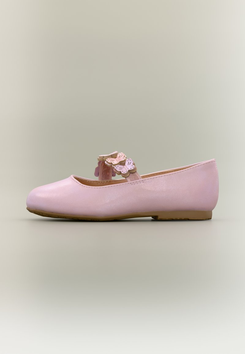 Chaussure plate rose avec des décorations en forme de papillon sur des sangles élastiques sur le dessus et une semelle marron clair.