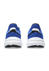 Baskets de sport bleues avec tige en mesh, accent noir et semelle blanche. Comprend une languette arrière et des éléments de design bleu clair contrastants.