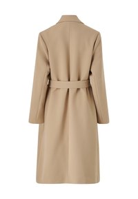 Beige trenchcoat met een strak ontwerp, lange mouwen, een ceintuur in de taille en een notch-kraag. Gemaakt van zachte stof met een getailleerde pasvorm.