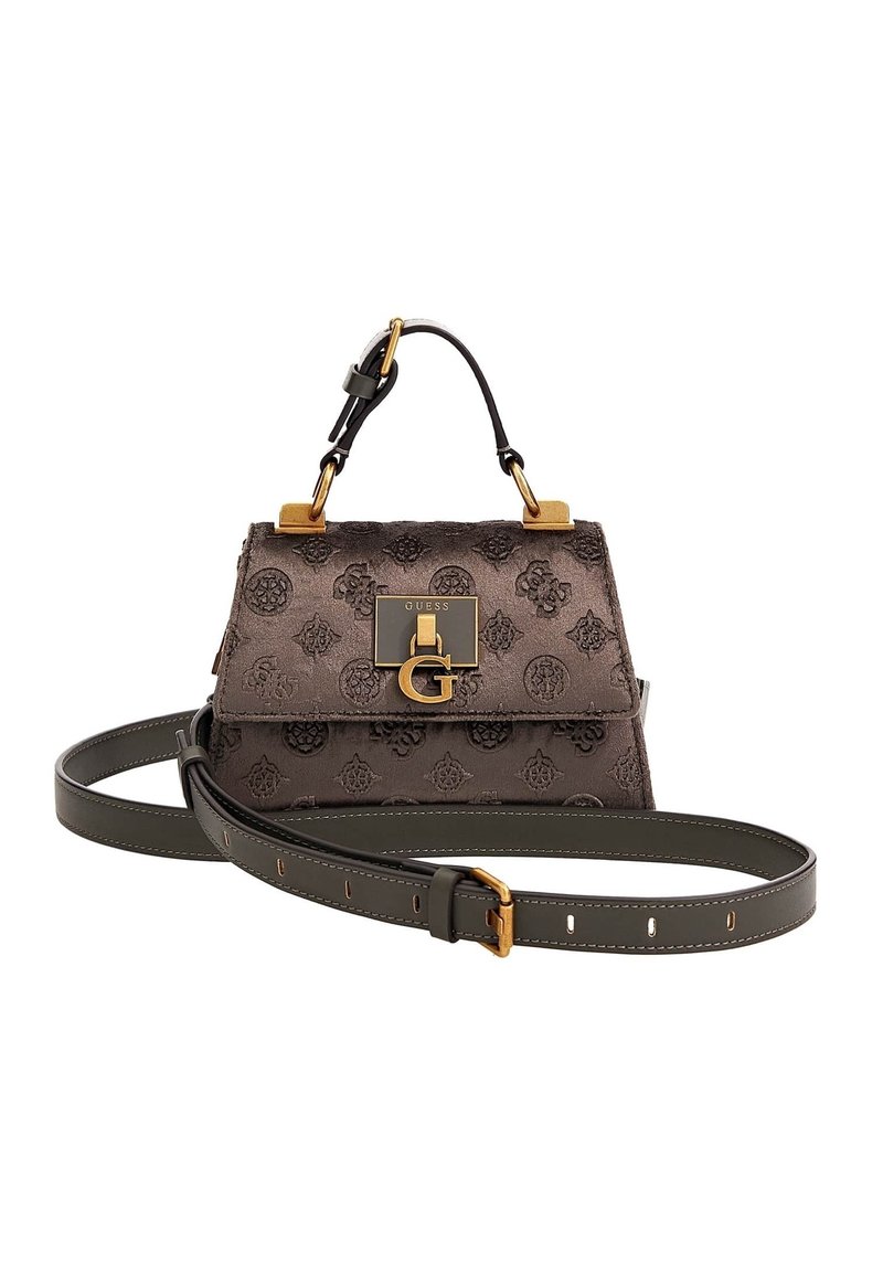 Sac à main marron gaufré avec un logo, quincaillerie dorée, une bandoulière en cuir ajustable et une texture à motifs ; il possède une conception structurée.