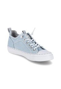 Helles blaues Canvas-Sneaker mit weißer Gummiz Spitze und Sohle, ausgestattet mit weißen Schnürsenkeln und Nähten sowie einem Zugschlaufe an der Rückseite.