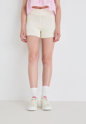 CHUNKY SHORTS - Short - gardenia