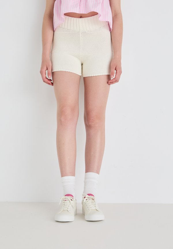 CHUNKY SHORTS - Shorts - gardenia