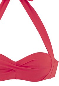 Korallni bikini top s strukturiranim, upletenim prednjim dizajnom. Ima široke naramenice i glatku, rastezljivu tkaninu.