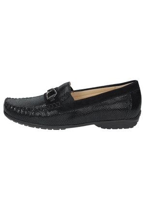 Czarny teksturowany skórzany loafers z paskiem na klamrę i szwami w stylu mokasynów, płaska gumowa podeszwa oraz beżowa podszewka wewnętrzna.