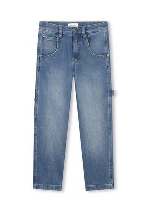 Jeans in denim azzurro chiaro con un taglio dritto, dotati di tasche anteriori, una tasca per le monete e una tasca laterale. Texture liscia e design casual.