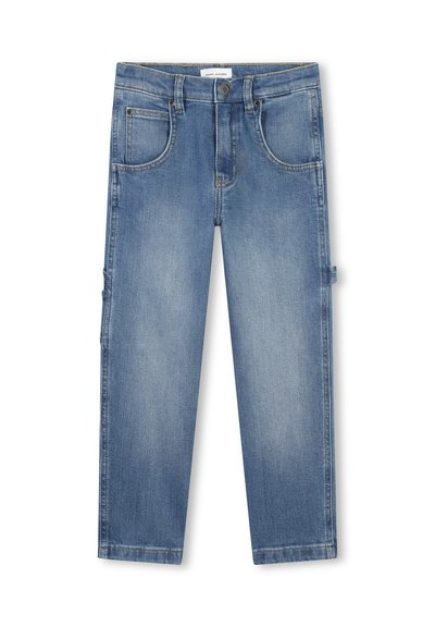 Jeans in denim azzurro chiaro con un taglio dritto, dotati di tasche anteriori, una tasca per le monete e una tasca laterale. Texture liscia e design casual.