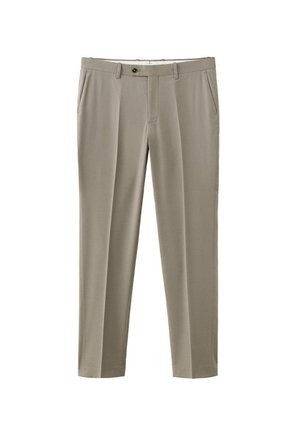 Pantalones beige de pierna recta con trabillas para cinturón, bolsillos laterales, cierre frontal con botones y pliegue en el centro de cada pierna.