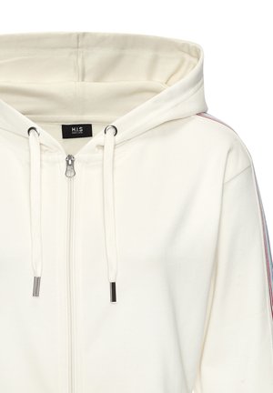 Weißer Kapuzenpullover mit Reißverschluss, Kordeln und dünnen rot-weiß-blauen Streifen, die über die Schultern und Ärmel verlaufen.