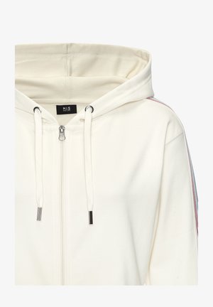 Weißer Kapuzenpullover mit Reißverschluss, Kordeln und dünnen rot-weiß-blauen Streifen, die über die Schultern und Ärmel verlaufen.